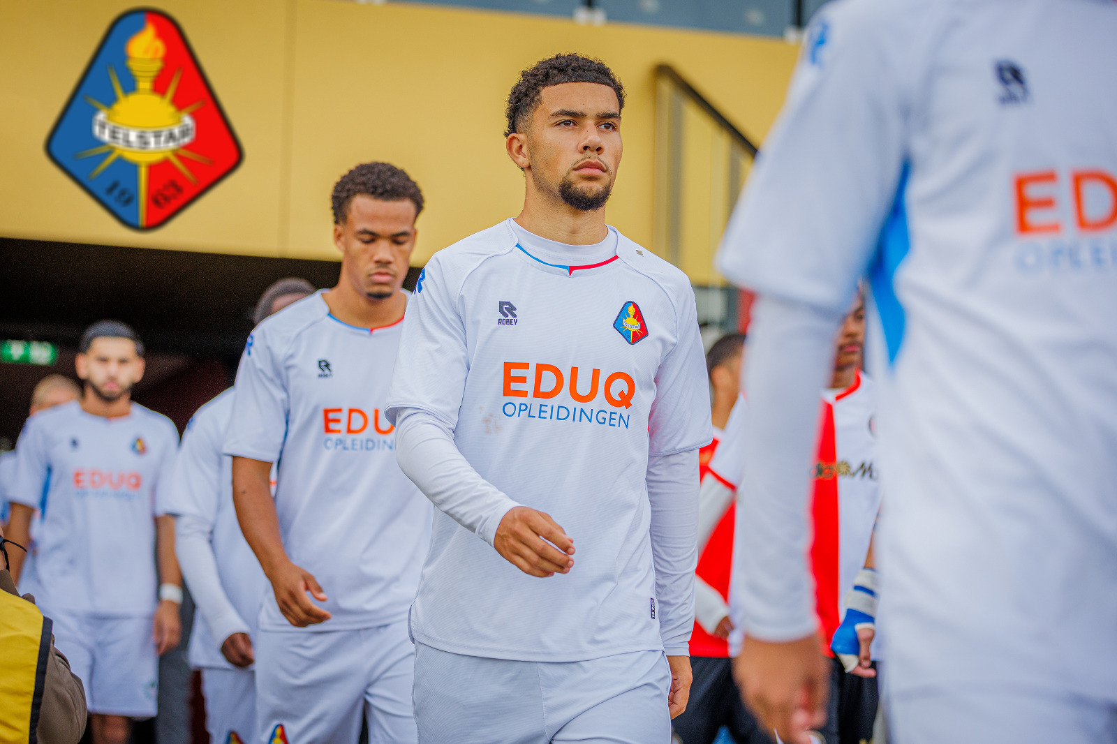 Telstar Spelers in Tunnel